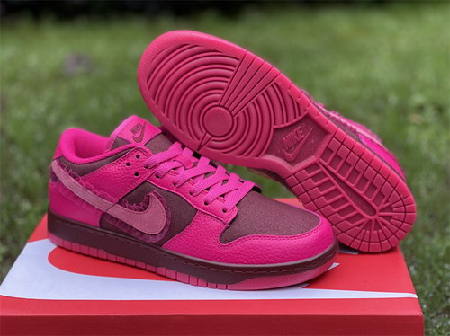 Nike Dunk Low “Valentine’s Day”