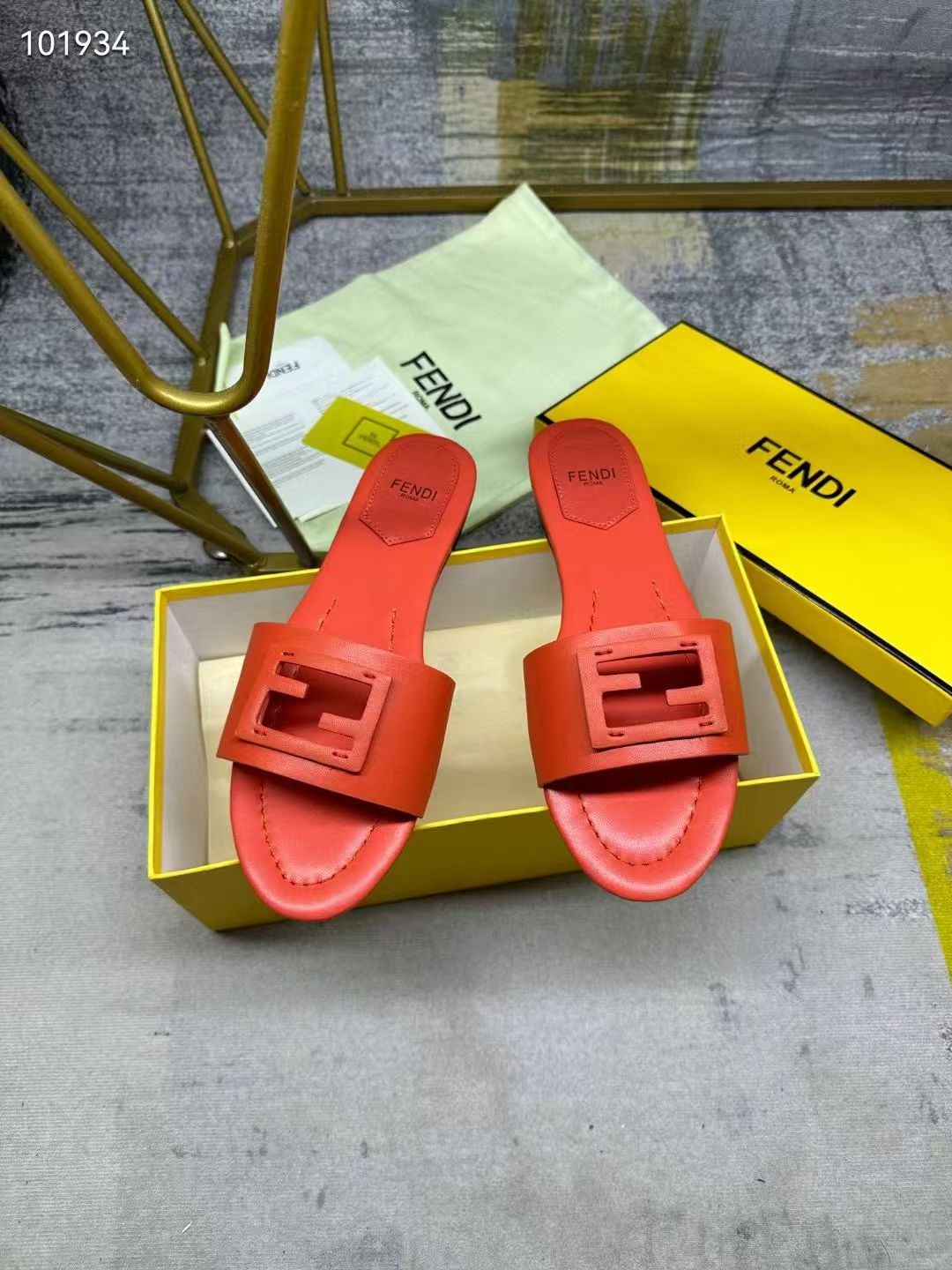 Fendi Slippers Women(AAA)-009