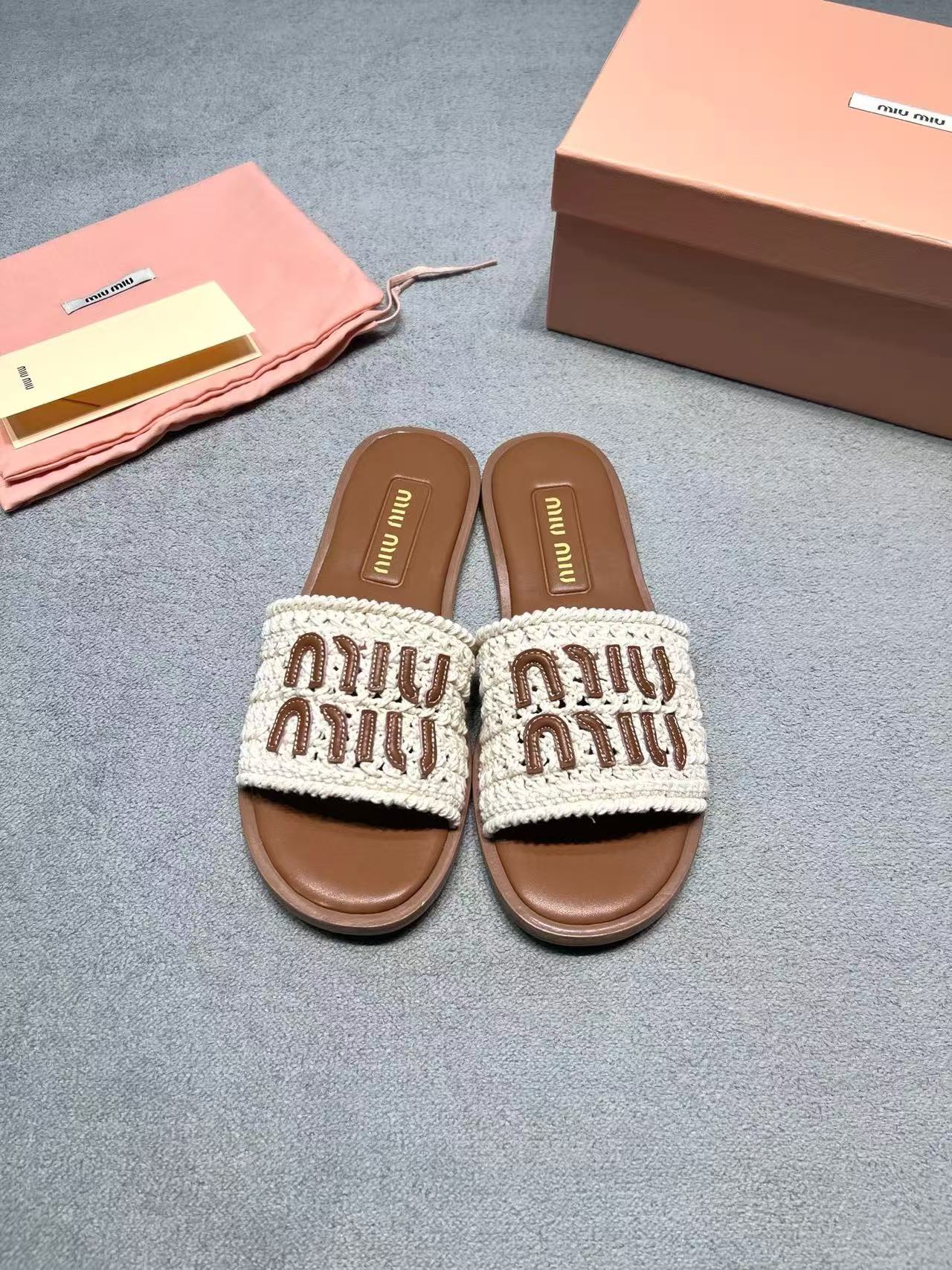 Miu Miu Slippers Women(AAA)-001
