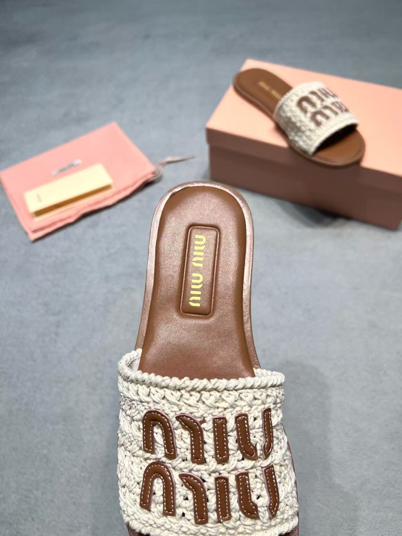 Miu Miu Slippers Women(AAA)-001