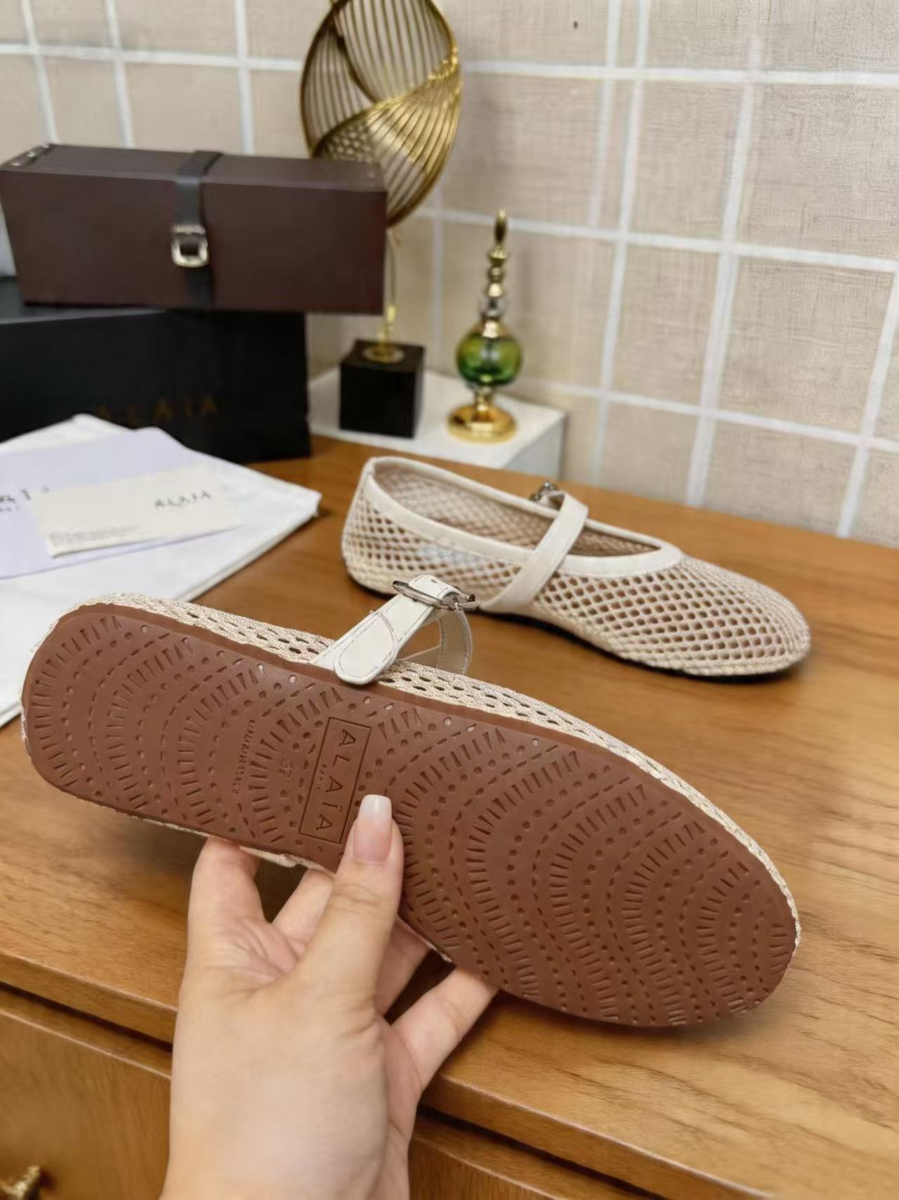 Alaia Shoes AAA(Women)-020