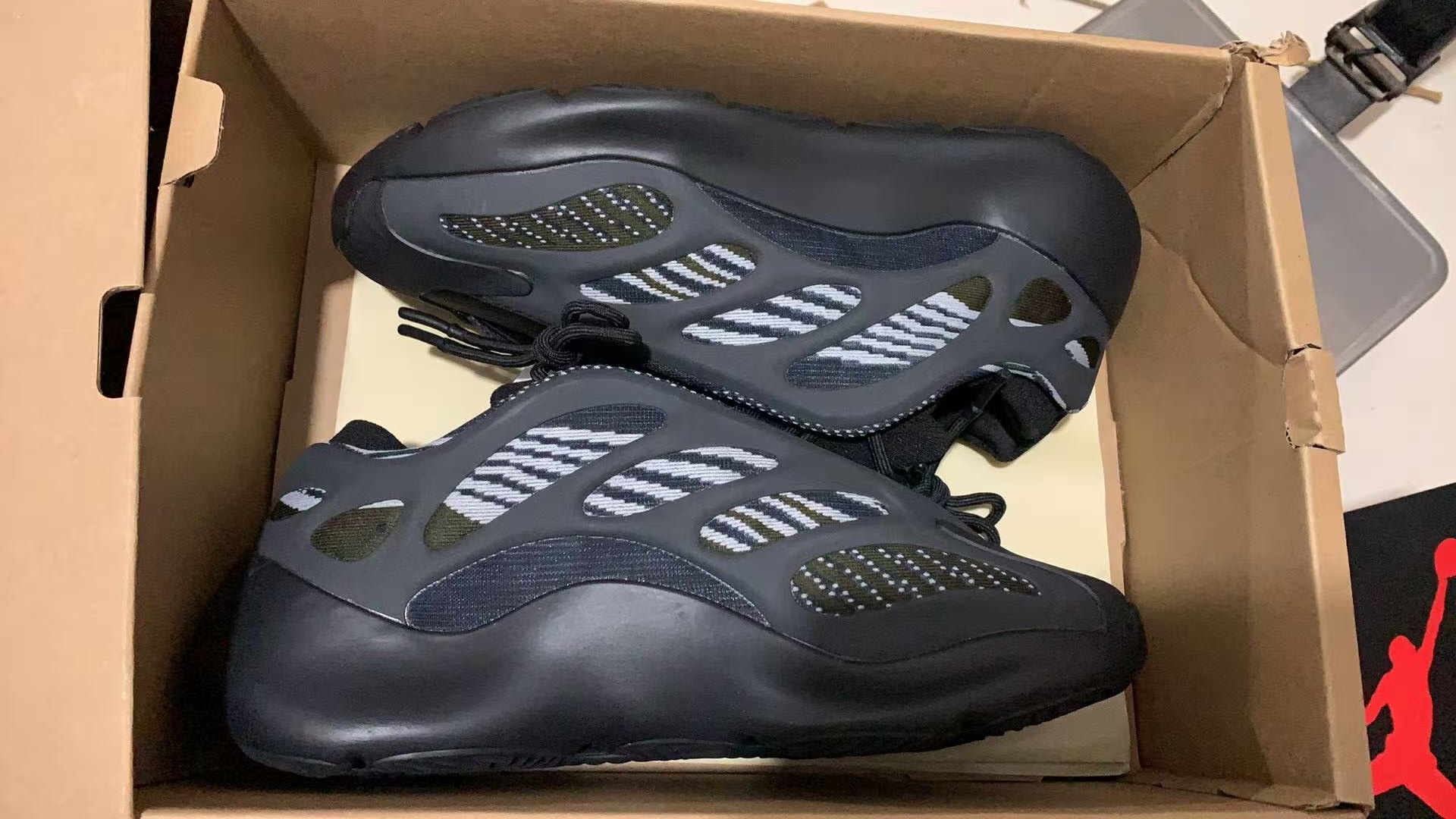 adidas originals Yeezy boost 700 V3 Alvah-001